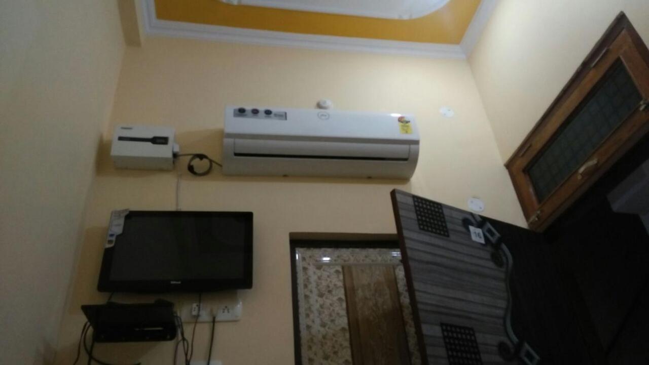 Hotel Ganga Vilas Colonelganj Bagian luar foto