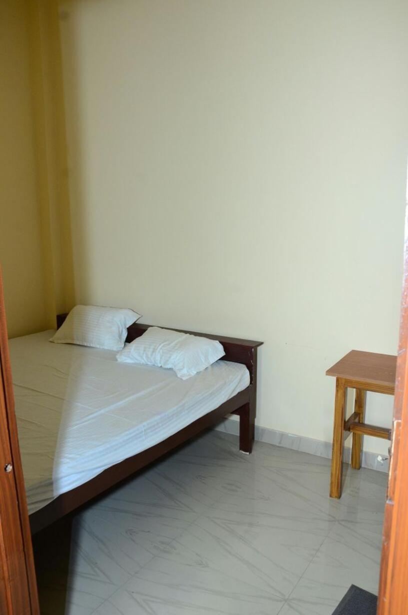 Hotel Ganga Vilas Colonelganj Bagian luar foto