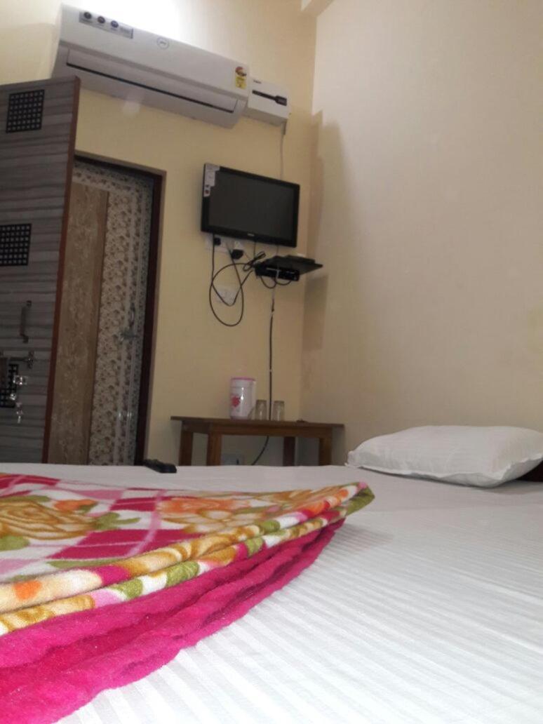 Hotel Ganga Vilas Colonelganj Bagian luar foto